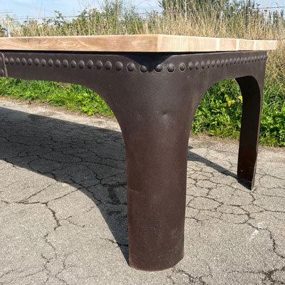 table_350cm_pietement_metal_ancien_rivete_plateau_bois