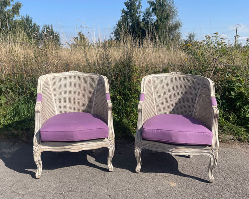 fauteuils_cabriolets_cannage_blanc_coussin_violet