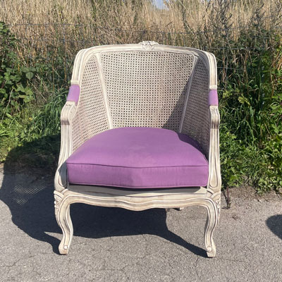 fauteuils_cabriolets_cannage_patine_blanc_coussin_violet