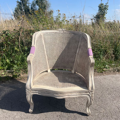 fauteuils_cannage_blanc_coussin_violet