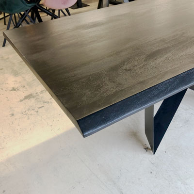 table_noire_pieds_metal
