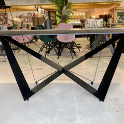table_plateau_noir_pieds_metal