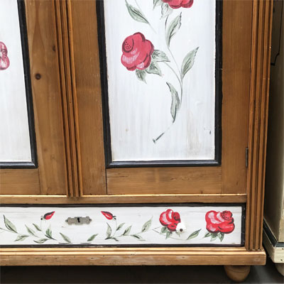 armoire_peinte_motis_fleuris
