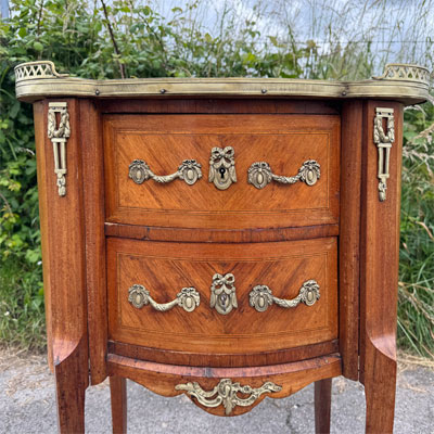 commode_dessus_marbre_type_bouillotte