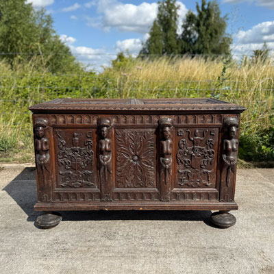 coffre_ancien_sculpte
