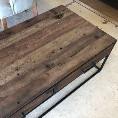 table_basse_vieux_bois_pieds_metal