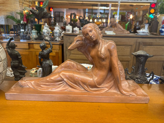 posture_terre_cuite_femme_levrier