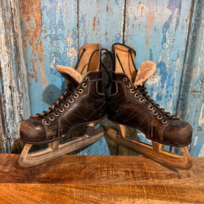 paire_patins_a_glace_anciens