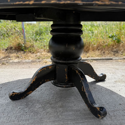 table_ronde_noire_patinee_et_naturelle