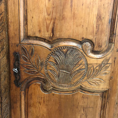 armoire_ancienne_sculptee