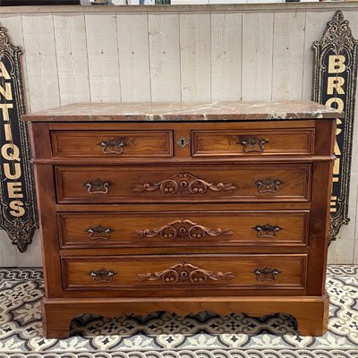 commode_dessus_marbre