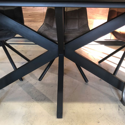 table_plateau_noir_pied_metal
