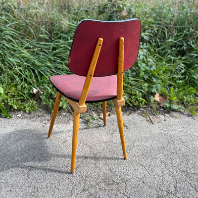 chaise_vintage_bois_revetement_rouge