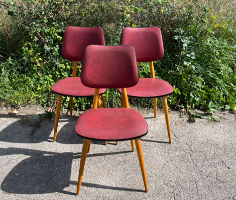 chaises_vintage_rouges_pieds_bois